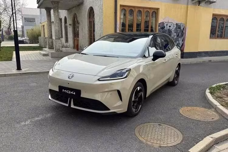 Về ngoại hình, MG4 2026 vẫn giữ ngôn ngữ thiết kế quen thuộc nhưng được tinh chỉnh theo hướng hiện đại hơn. Phần đầu xe gây ấn tượng với cụm đèn pha thanh mảnh, kết hợp cản trước dạng chia tầng và ốp cản dưới màu đen tạo cảm giác thể thao.