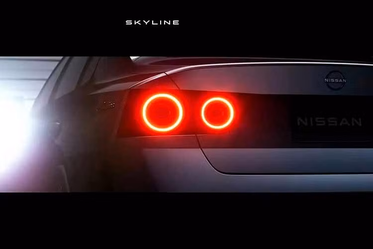 Ở phía sau, yếu tố hoài niệm càng rõ nét hơn. Tại đây, cụm đèn LED tròn kép gợi nhớ đến đàn anh Nissan GT-R R34 và R35. Trong khi đó, thiết kế đèn hậu lấy cảm hứng từ Skyline R30 và R31. Xe cũng sử dụng cách phối màu hai tông nhằm tăng thêm tính cổ điển. Đáng tiếc là thông số kỹ thuật của Nissan Skyline thế hệ mới vẫn chưa được công bố.