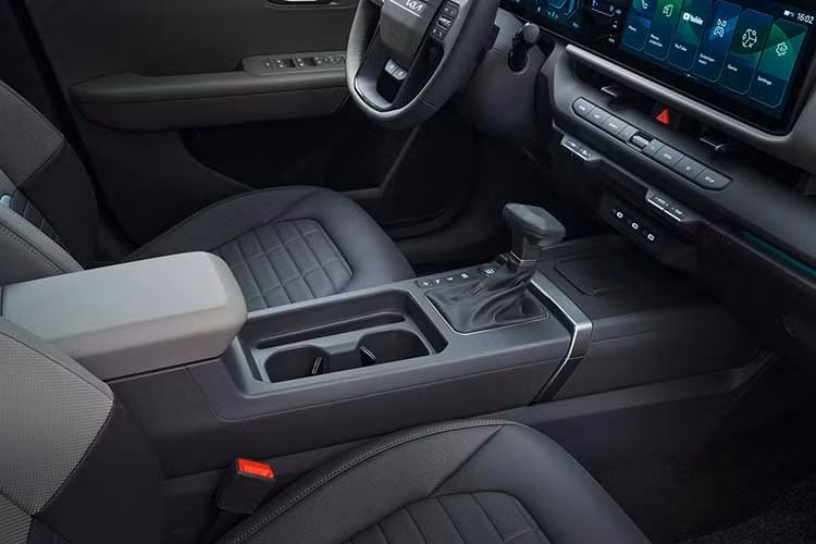 Không chỉ dừng lại ở hệ truyền động, Kia Seltos Hybrid 2026 còn được tích hợp công nghệ Vehicle-to-Load (V2L), cho phép sử dụng pin xe để cấp điện cho các thiết bị bên ngoài như đồ cắm trại, thiết bị điện tử hay tủ lạnh di động.