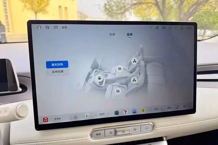 Khả năng kết nối với điện thoại thông minh Oppo giúp tích hợp ứng dụng một cách liền mạch. Những trang bị tiện nghi đáng chú ý khác bao gồm ghế trước có tính năng massage 8 điểm, thông gió và sưởi trong khi ghế phụ lái tích hợp bệ đỡ chân chỉnh điện 4 hướng. Đệm ghế sau dài 571 mm.