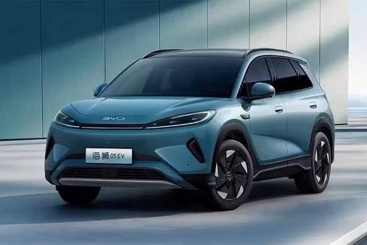 Theo thông tin từ đại lý, BYD Sealion 05 DM-i sẽ có 4 bản trang bị với giá bán dao động từ 96.000-129.000 Nhân dân tệ (khoảng 336-441 triệu đồng). BYD Sealion 05 là mẫu xe đã lần đầu tiên ra mắt thị trường Trung Quốc vào năm 2024. Ban đầu, xe chỉ có phiên bản hybrid sạc điện DM-i. Vào tháng 3/2025, xe được bổ sung phiên bản thuần điện EV.