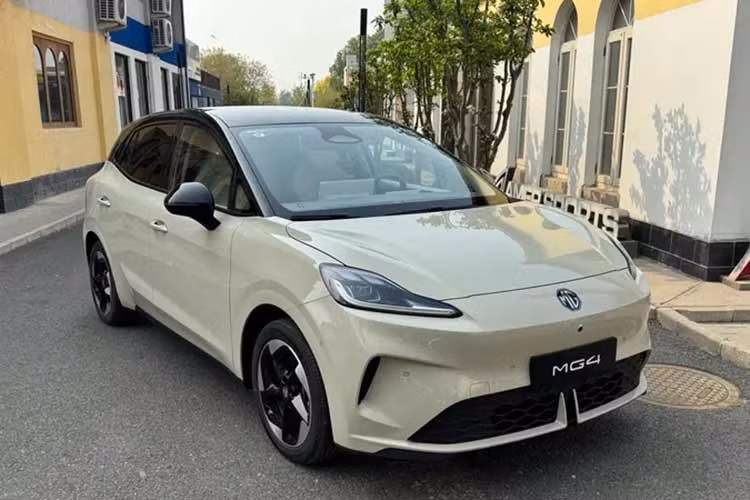 Ngoài ra, MG4 2026 còn hỗ trợ sạc nhanh 3C, cho phép sạc từ 30% lên 80% trong 18 phút. Xe cũng được trang bị hệ thống trợ lực lái điện DP-EPS dạng hai bánh răng, mang lại phản hồi nhanh hơn so với hệ thống dạng trục truyền thống.