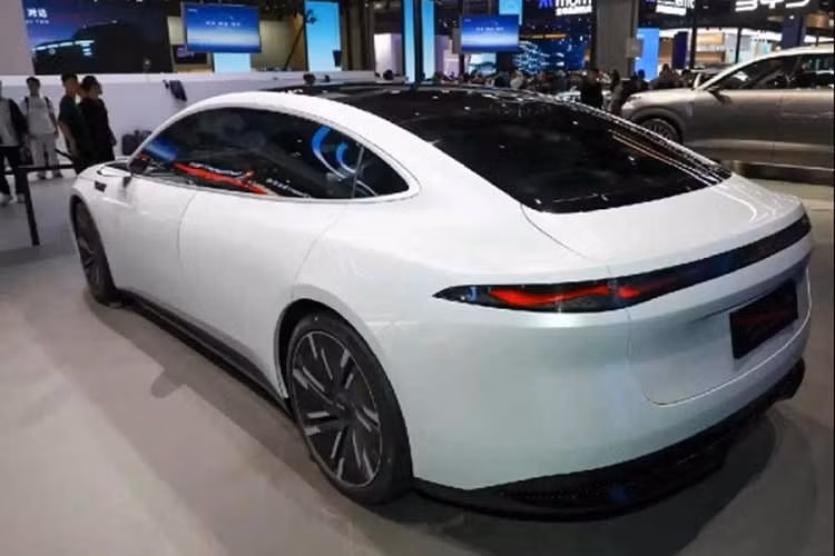 Không chỉ sở hữu thông số vận hành khá ấn tượng, BYD Seal 08 còn mang trên mình thiết kế mượt mà cùng kích thước lớn. Theo đó, xe được trang bị cụm đèn trước 2 tầng với dải đèn LED định vị ban ngày hình lượn sóng nằm phía trên và cụm đèn pha chính nằm sâu trong hốc bên dưới. Ngoài ra, đèn pha còn đi kèm vỏ đèn với hiệu ứng ánh sao đẹp mắt.