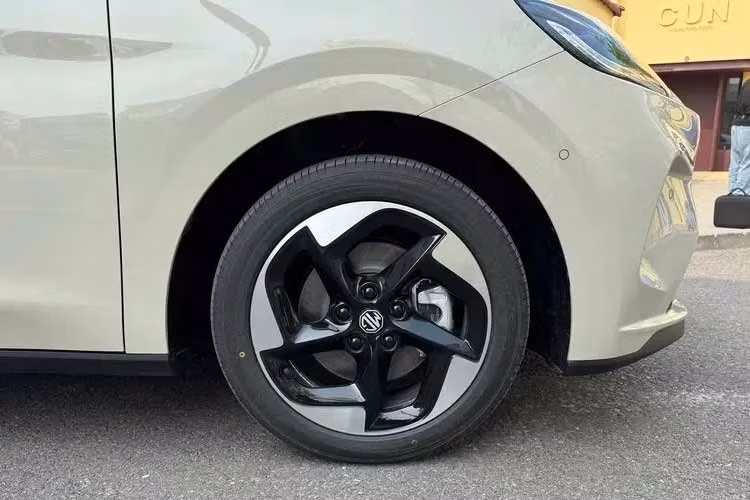 Nhìn từ bên hông, thiết kế mui nổi tiếp tục được duy trì, đi cùng bộ mâm 17 inch mới. Phía sau vẫn là cụm đèn hậu LED dạng dải liền mạch, cánh gió nhỏ gọn và cản sau đồng bộ, giữ lại những nét đặc trưng đã làm nên nhận diện của MG4.