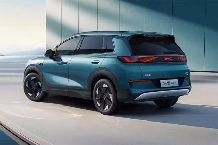 Chưa hết, BYD Sealion 05 DM-i còn dùng pin lithium-sắt-photphat (LFP) với 2 mức dung lượng, gồm 26,6 kWh và 34,275 kWh, cho phạm vi chạy thuần điện theo chuẩn CLTC từ 220 km đến 305 km. Mẫu xe này cũng được trang bị hệ thống treo điều chỉnh giảm chấn liên tục DiSus-C và hệ thống hỗ trợ lái DiPilot 300 sử dụng cảm biến LiDAR.