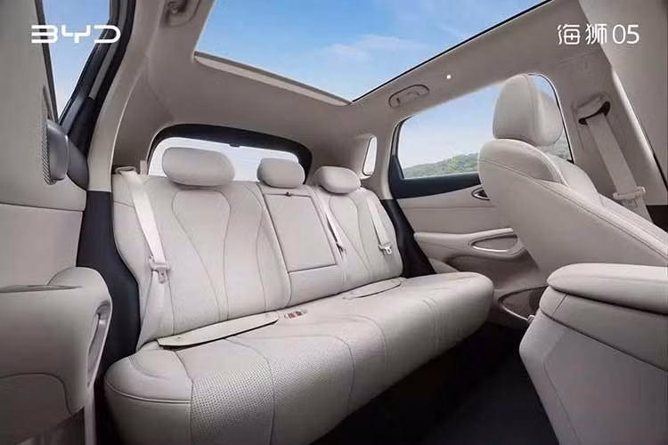 Các tiện nghi đáng chú ý của mẫu SUV cỡ C này gồm sạc không dây 50 W, hai hộc để cốc, cửa sổ trời toàn cảnh, đèn viền nội thất và ghế trước chỉnh điện có sưởi/thông gió. Hàng ghế sau có thể gập phẳng, tạo thành cấu hình “giường cỡ lớn” để hành khách nghỉ ngơi khi cần.