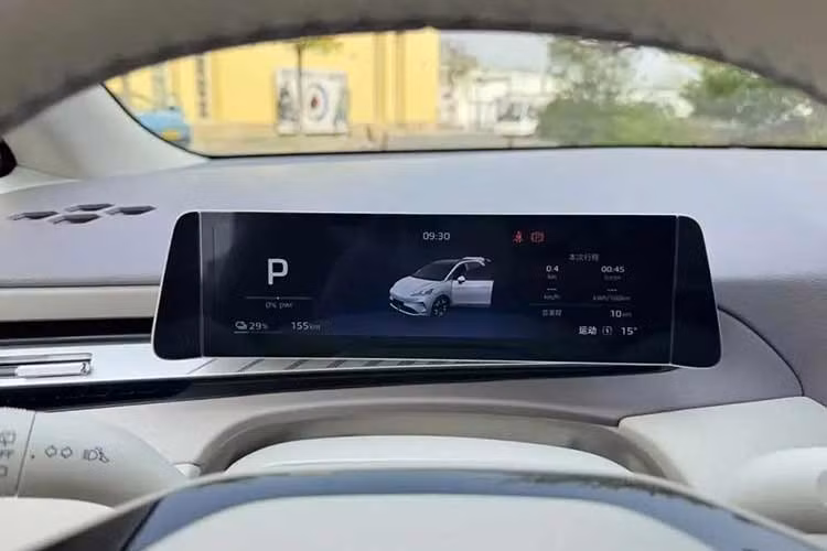 Việc tích hợp mô hình AI Doubao 3.0 cho phép người dùng thực hiện truy vấn thông tin và điều khiển xe thông qua hội thoại tự nhiên. Hệ thống hỗ trợ nhận diện giọng nói độc lập 4 vùng, cho phép phản hồi đồng thời các lệnh từ nhiều vị trí ghế. Xe có thể tự động điều khiển cửa sổ trời, điều hòa và hệ thống giải trí.