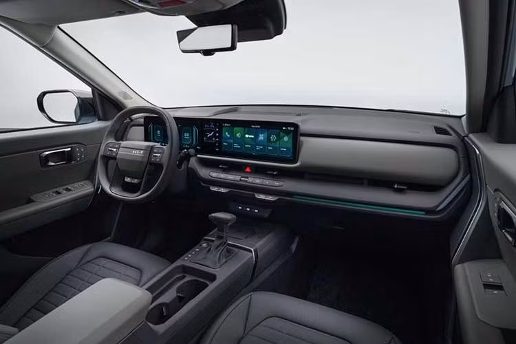 Trong khi đó, phiên bản cao cấp hơn đạt công suất 178 mã lực, lần đầu tiên áp dụng hệ dẫn động 4 bánh điện tử e-AWD của Hyundai Motor Group. Hệ thống này cho phép phân bổ mô-men xoắn linh hoạt, cải thiện độ bám đường và khả năng vận hành trong điều kiện thời tiết hoặc địa hình phức tạp.