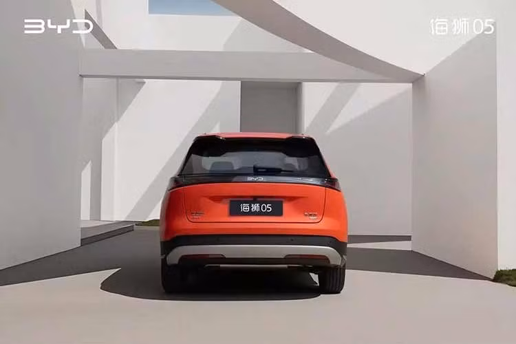 BYD Sealion 05 2026 sở hữu kích thước dài x rộng x cao lần lượt 4.620 x 1.860 x 1.630 mm và chiều dài cơ sở 2.770 mm. So với phiên bản cũ, xe ngắn hơn 90 mm, hẹp hơn 20 mm, thấp hơn 90 mm nhưng chiều dài cơ sở lại tăng 58 mm.