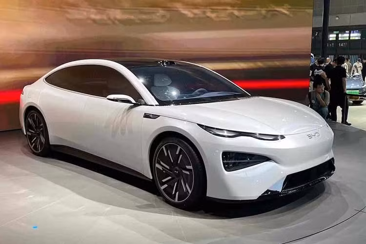 Vào hồi đầu tháng 3/2026, trong sự kiện giới thiệu pin Blade thế hệ mới và công nghệ sạc siêu nhanh Fast Charging, BYD đã vén màn mẫu sedan đầu bảng mang tên Seal 08. Đến nay, hãng xe Trung Quốc mới chính thức ra mắt mẫu xe sedan cỡ lớn này trước thềm Triển lãm Ô tô Bắc Kinh 2026.