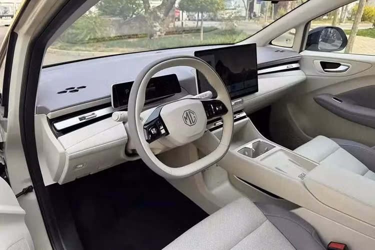 Bên trong xe, MG4 2026 có thêm các tùy chọn màu mới như xanh Yacht Blue và tím Midnight Purple. Bên cạnh đó là hệ thống đèn viền nội thất đồng bộ theo nhạc và cửa gió điều hòa được thiết kế ẩn. Trên mặt táp-lô xuất hiện bảng đồng hồ kỹ thuật số 8,8 inch và màn hình cảm ứng trung tâm 15,6 inch có độ phân giải 2.5K.