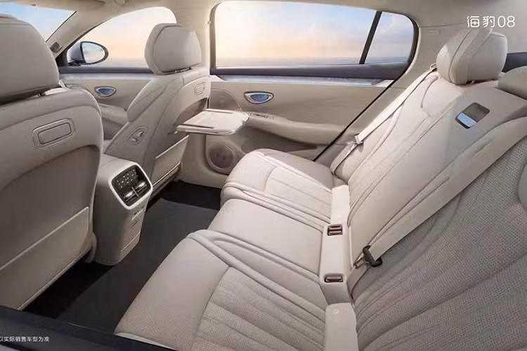 BYD cho biết mẫu xe mới dự kiến sẽ được bán ra thị trường Trung Quốc vào quý II năm nay. Trước đó, vào hồi tháng 12/2025, BYD đã công bố dòng sản phẩm “Ocean 8 Series Dual Flagship” gồm hai mẫu xe: Seal 08 và Sealion 08. Giá bán của BYD Seal 08 hiện vẫn chưa được hé lộ.