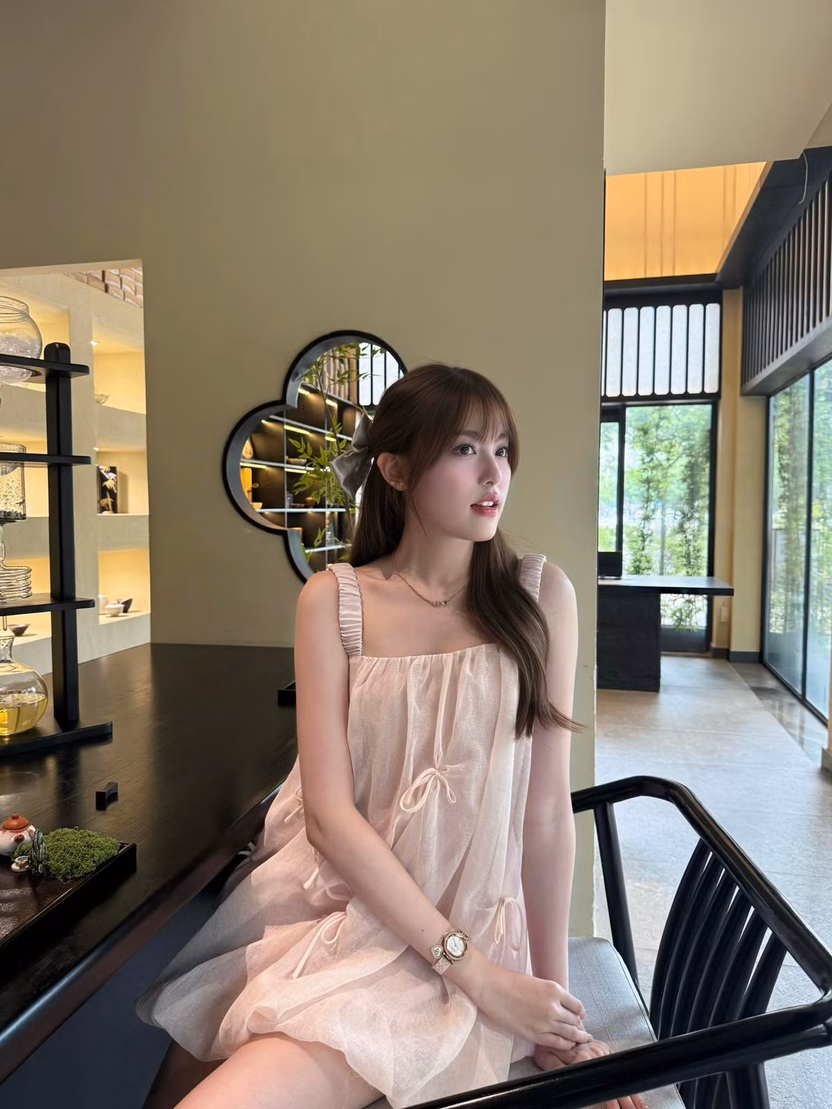 Cô nàng khéo léo chọn những chiếc váy trắng với thiết kế tối giản nhưng điểm nhấn tinh tế (như cổ rộng phủ vai khoe xương quai xanh, dáng bí hiện đại), tạo cảm giác mềm mại, nữ tính và cuốn hút.