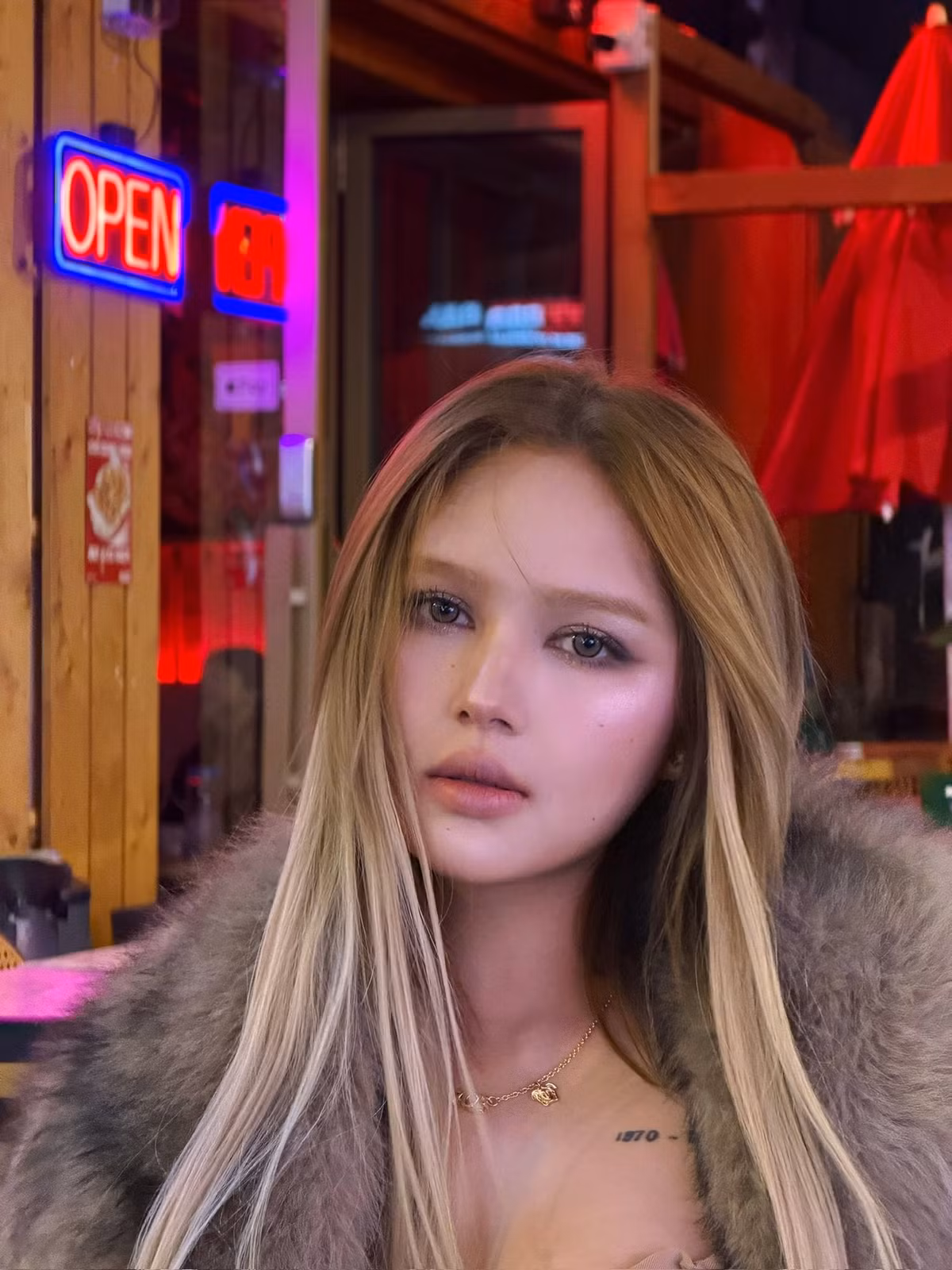 Sau nhiều năm hoạt động trên mạng xã hội, Xoài Non vẫn duy trì sức hút mạnh mẽ nhờ hình ảnh trong trẻo, phong cách thời trang ấn tượng và thần thái độc đáo. Dù không xuất hiện quá thường xuyên trong các sự kiện giải trí, cô vẫn là một trong những gương mặt được chú ý nhất trong giới hot girl Gen Z.