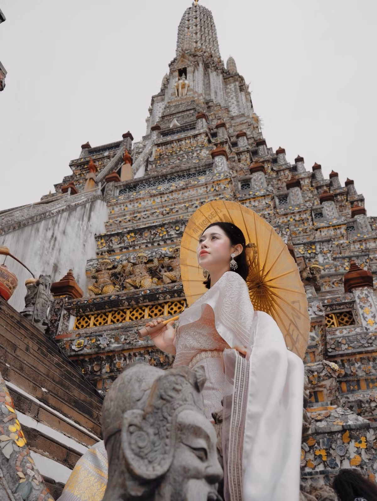 Nhiều khán giả để lại bình luận ngưỡng mộ sự hạnh phúc của cặp đôi: “Nhìn hai người lúc nào cũng yêu thương nhau hết nấc.” “Một năm rồi mà vẫn ngọt ngào như mới yêu.” “Chúc hai anh chị mãi hạnh phúc!”