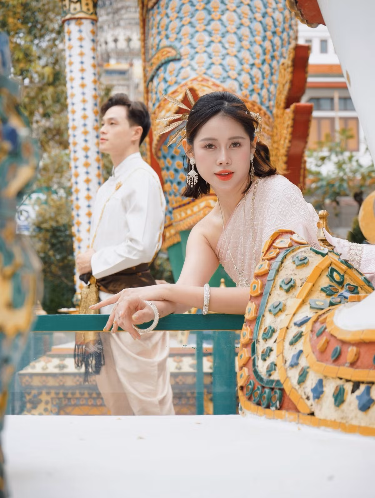 Cảm giác bình yên và an toàn mà Chí Thành dành cho vợ được thể hiện rõ qua từng khoảnh khắc – từ cái nắm tay đến những cái nhìn âu yếm.