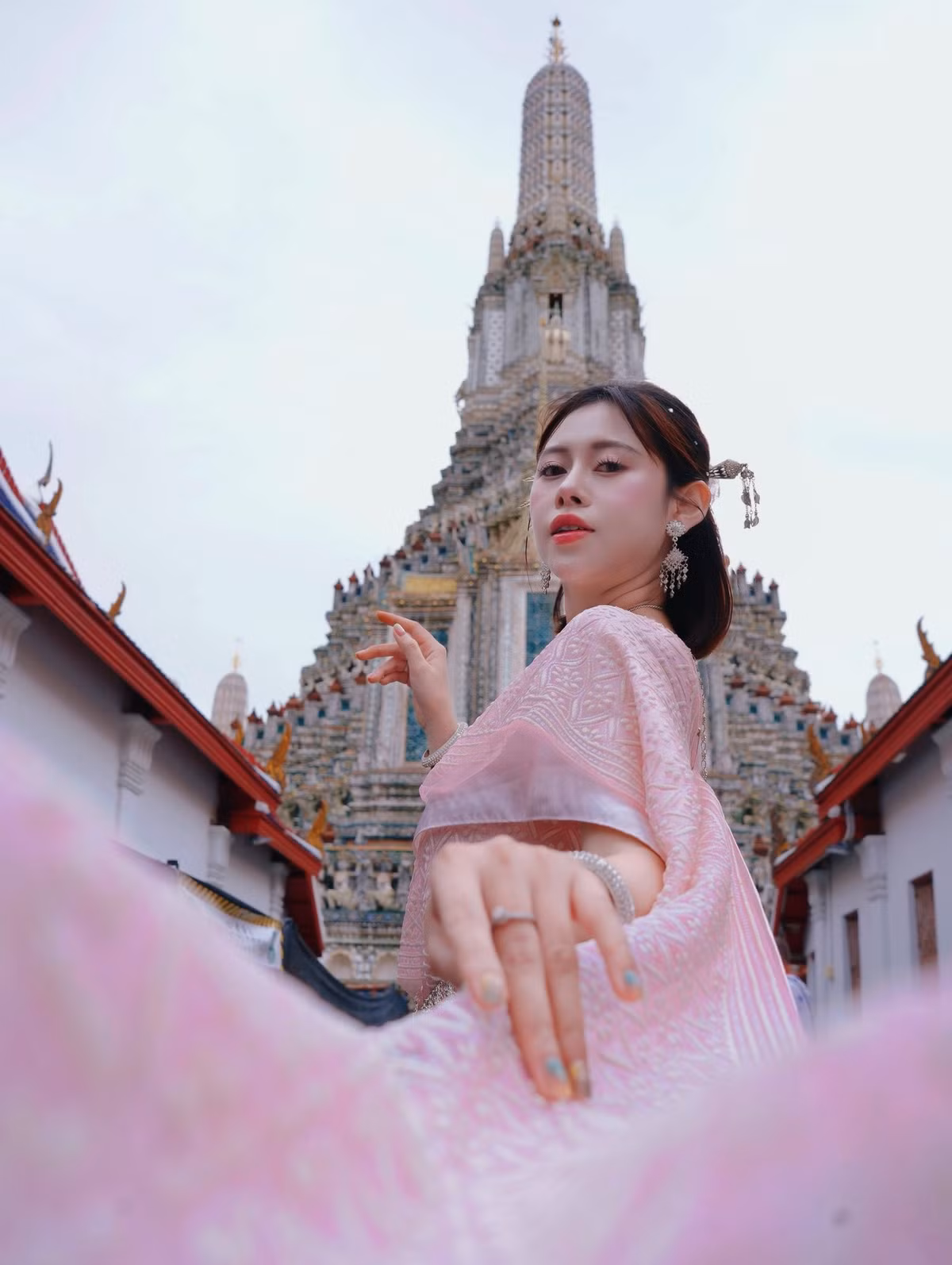 Trong loạt ảnh được đăng tải, Việt Phương Thoa và Chí Thành lựa chọn những địa điểm nổi tiếng của Thái Lan để ghi dấu cột mốc hạnh phúc.