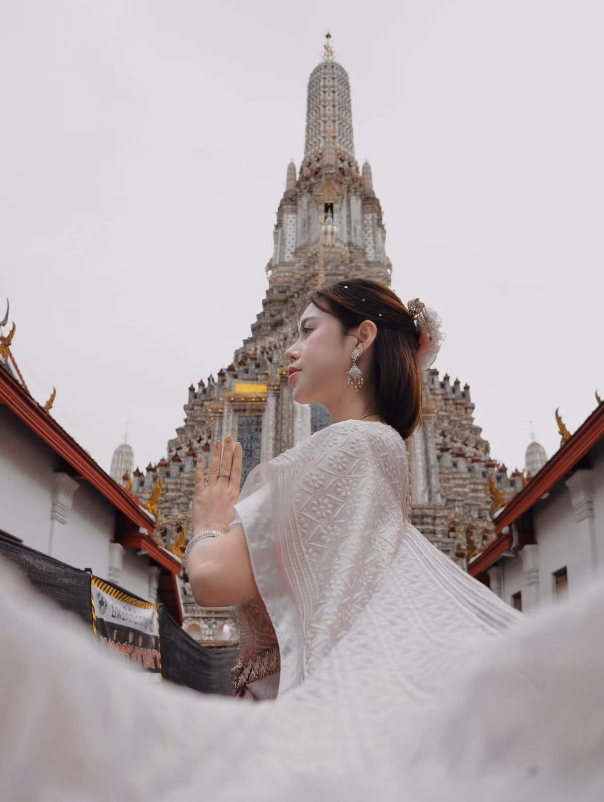 Trong ảnh, Việt Phương Thoa xuất hiện với vẻ đẹp ngày càng mặn mà. Kiểu trang điểm nhẹ tôn đường nét thanh tú cùng mái tóc dài thả tự nhiên giúp cô trông vừa cuốn hút vừa dịu dàng.