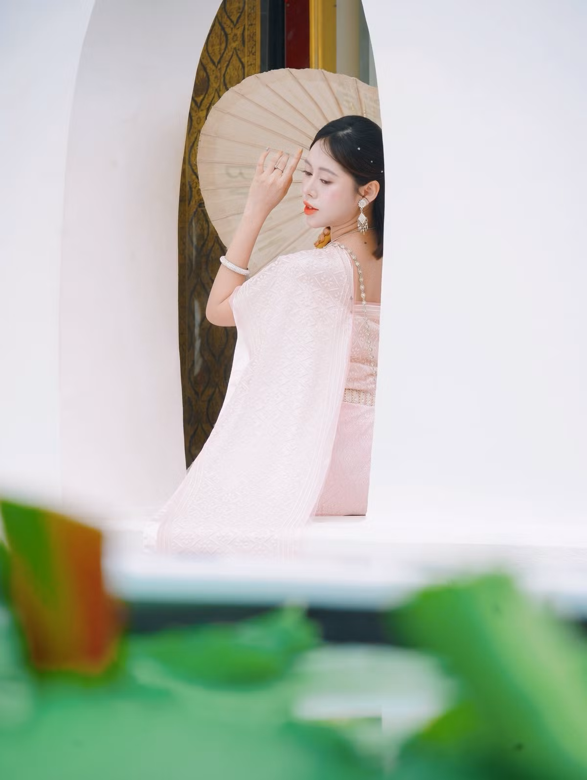 Phương Thoa cũng ghi điểm bởi nụ cười tươi, ánh mắt đầy hạnh phúc mỗi khi nhìn sang ông xã. Nhiều người nhận xét cô ngày càng nhuận sắc kể từ khi lập gia đình.