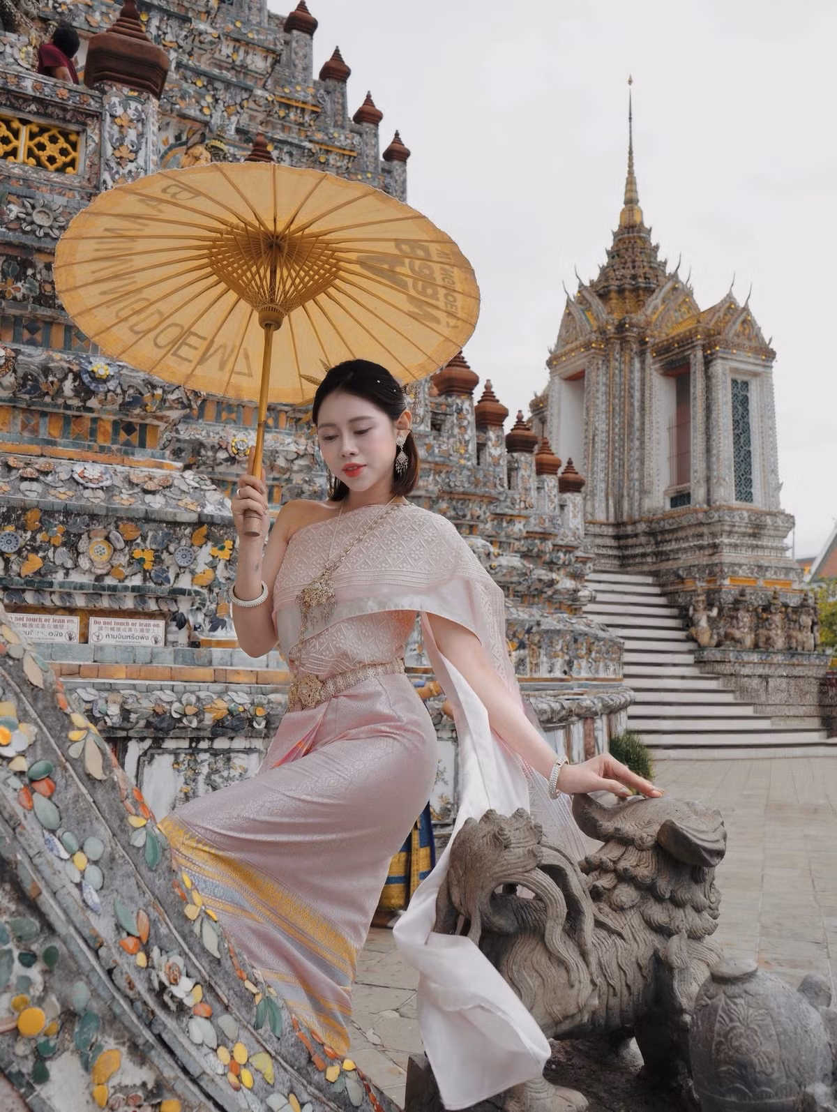 Không cầu kỳ, bộ ảnh được xây dựng theo phong cách tự nhiên giữa ngôi đền thiêng liêng tại thủ đô Bangkok - Thái Lan.