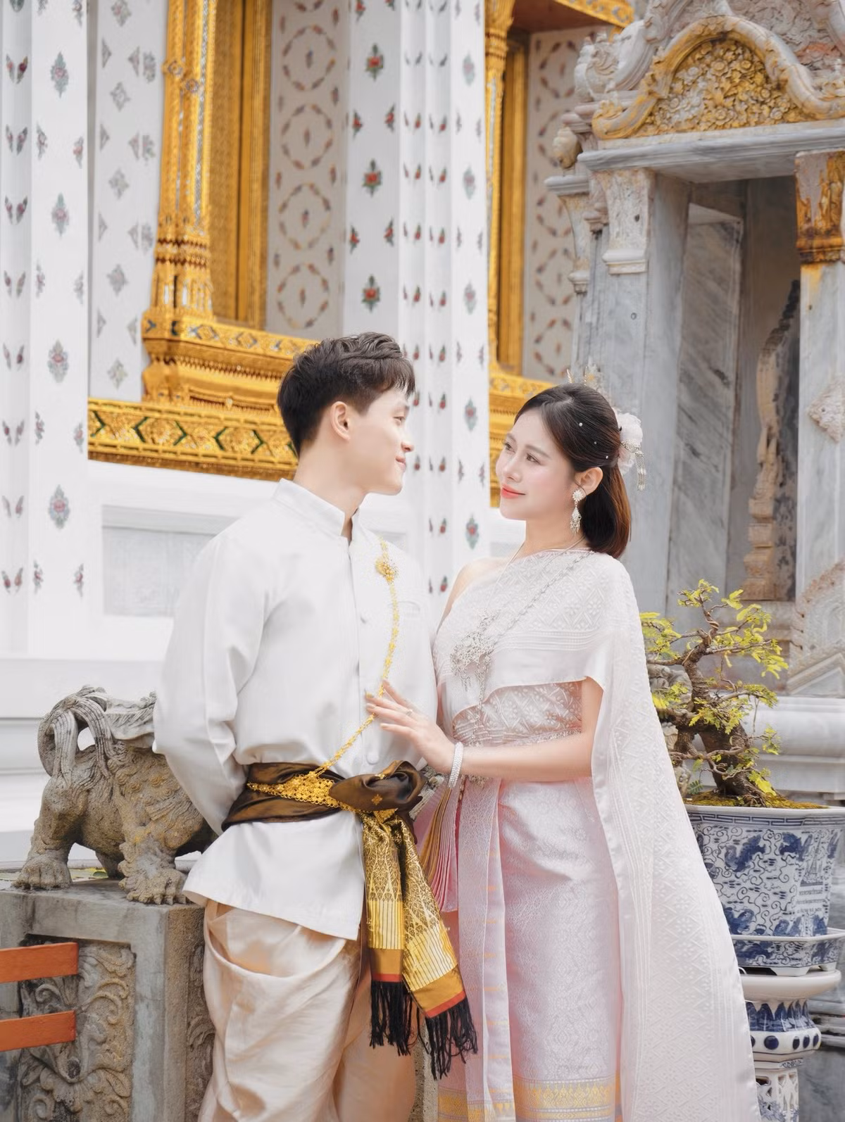 Việt Phương Thoa chia sẻ rằng chuyến đi Thái Lan không chỉ là dịp chụp ảnh kỷ niệm mà còn là khoảng thời gian để hai vợ chồng nhìn lại hành trình một năm đã cùng nhau vượt qua. Từ những ngày đầu yêu nhau, đồng hành trong công việc đến khi lập gia đình, cả hai luôn trân trọng và hỗ trợ nhau.