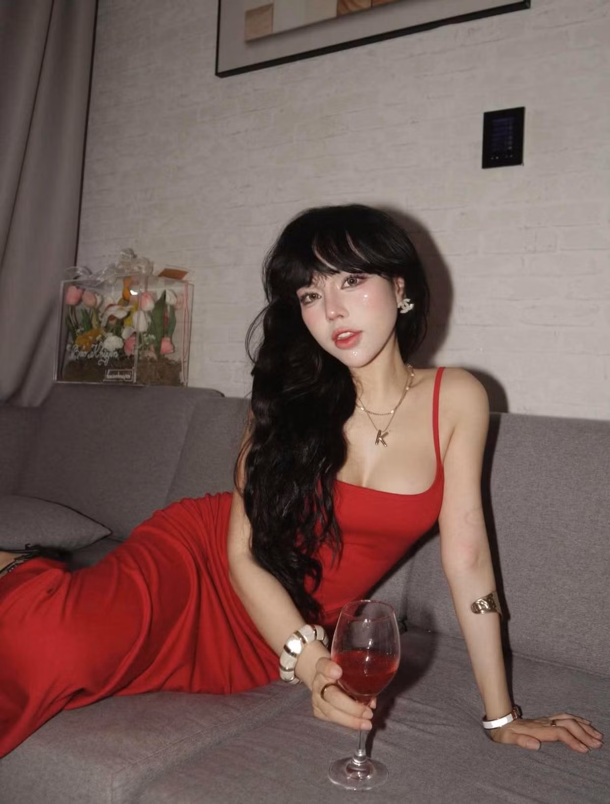 Mới đây, nữ TikToker này lại một lần nữa "chiếm sóng" khi đăng tải loạt ảnh diện váy hai dây đỏ vô cùng nổi bật.