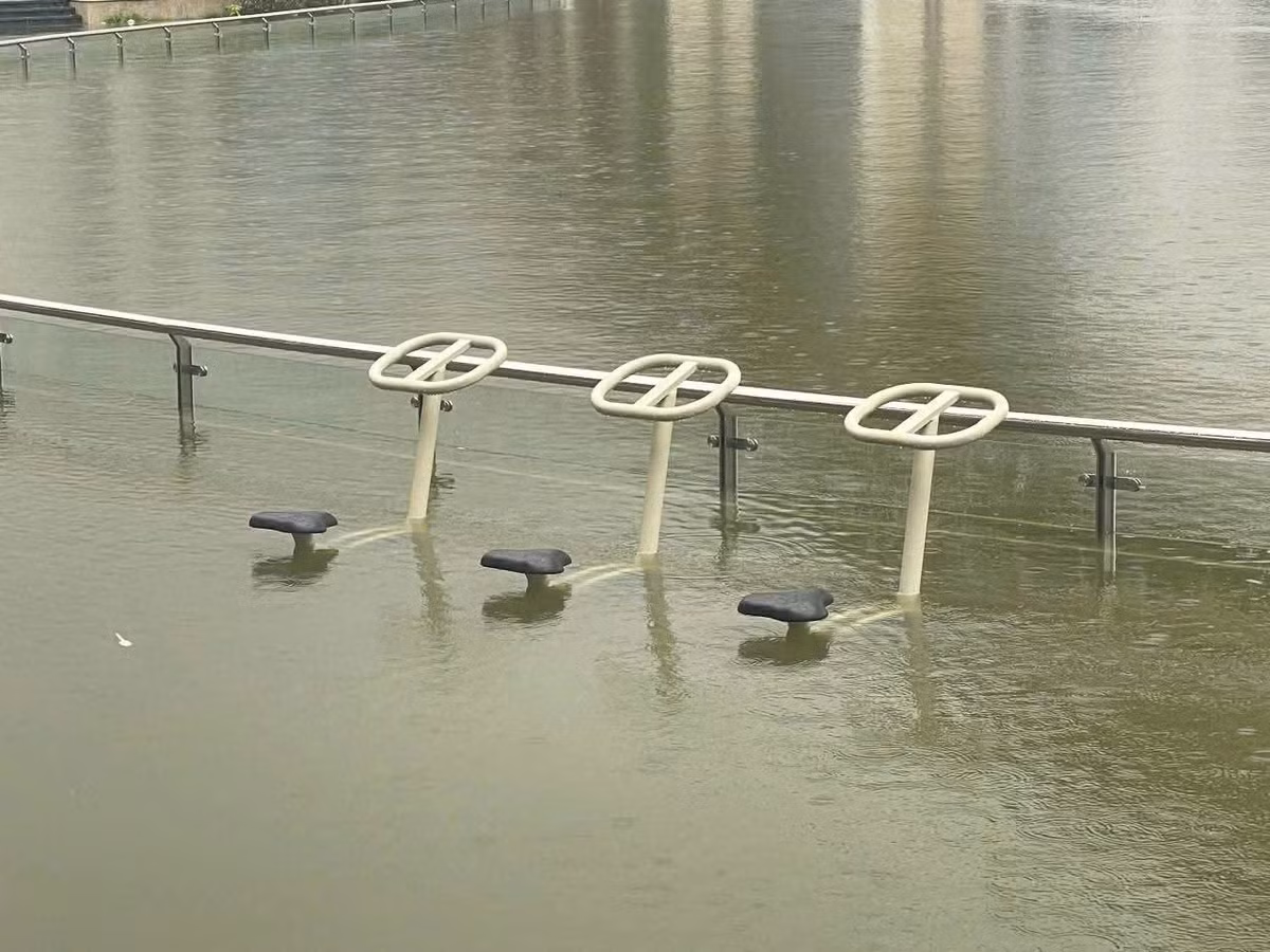 Các điểm tập thể dục công cộng cũng lênh láng nước.