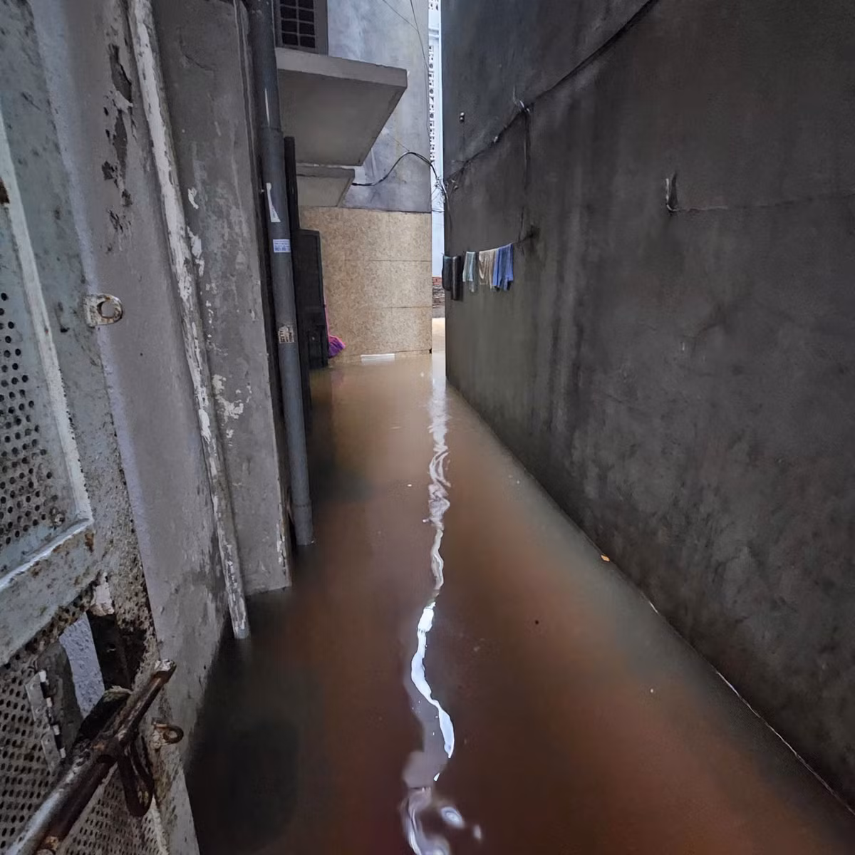 Tại nhiều con ngõ có độ dốc từ mặt đường xuống, các hộ dân chịu cảnh nước ùa vào trong nhà. Điển hình như ở phố Kim Mã - phường Ngọc Hà - Hà Nội, có chỗ nước đã ngập lên tới 30 cm so với mặt ngõ.