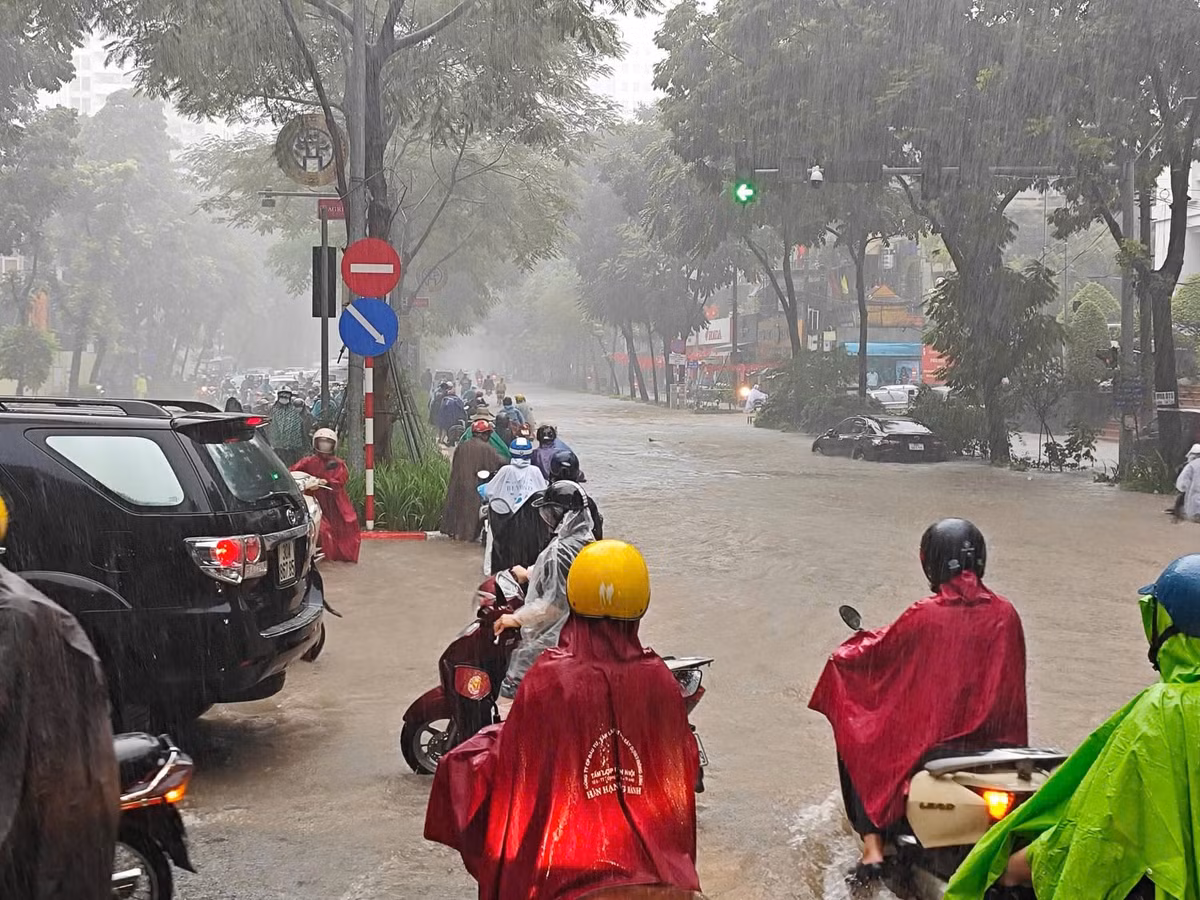 Cơn mưa lớn đêm 25/8/2025 khiến nhiều tuyến đường ở Hà Nội chìm trong biển nước khiến gần như việc di chuyển của các phương tiện gặp rất nhiều khó khăn.