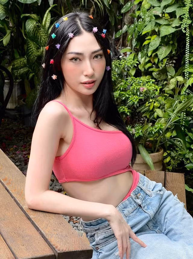 Nhiều khán giả nhận xét rằng, Khổng Tú Quỳnh vẫn giữ được vẻ ngoài trẻ trung đáng kinh ngạc, thậm chí còn có phần "hack tuổi" như các hot girl Douyin.