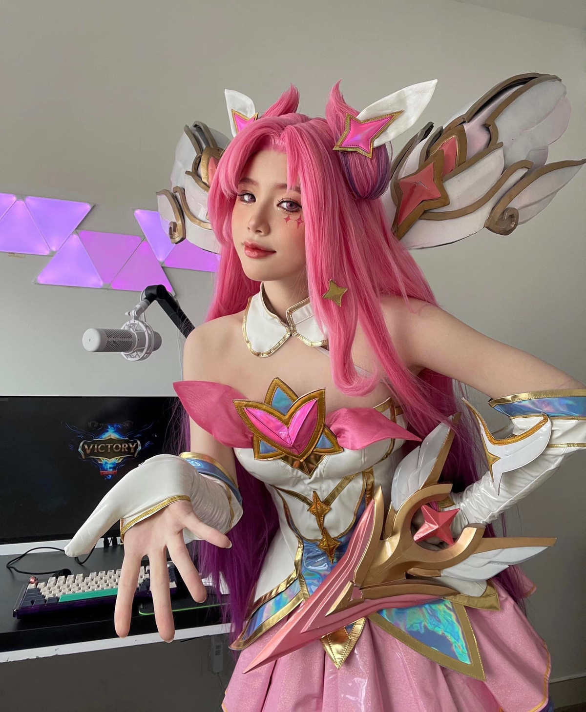 Mao Hie cho biết: "Bây giờ mọi người cũng cởi mở hơn trong việc ăn mặc, không phải cứ diện đồ hở hang là người không đàng hoàng. Mình cho rằng, việc theo đuổi phong cách gợi cảm chỉ đơn giản là sống đúng với sở thích thôi".