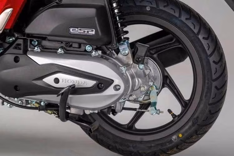 Điểm thay đổi đáng chú ý nhất trên phiên bản mới nằm ở màu sắc ngoại thất, với ba tùy chọn mới gồm nâu Mine Brown Metallic, trắng Pearl Snowflake White và đỏ Candy Luster Red, bên cạnh màu đen nhám Matt Galaxy Black Metallic đã có trước đó.