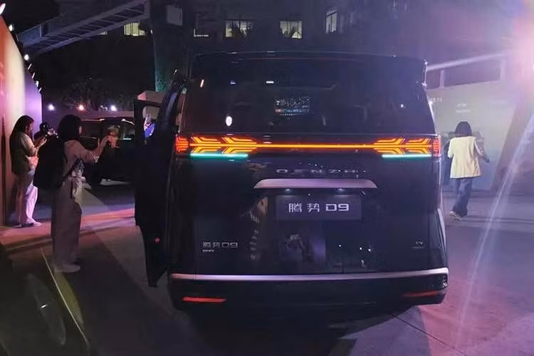 Kích thước dài x rộng x cao của mẫu xe MPV BYD Denza D9 2026 lần lượt là 5.250 x 1.960 x 1.900 mm và chiều dài cơ sở 3.110 mm, không thay đổi so với thế hệ trước. Kích thước này đảm bảo không gian nội thất rộng rãi cho xe.