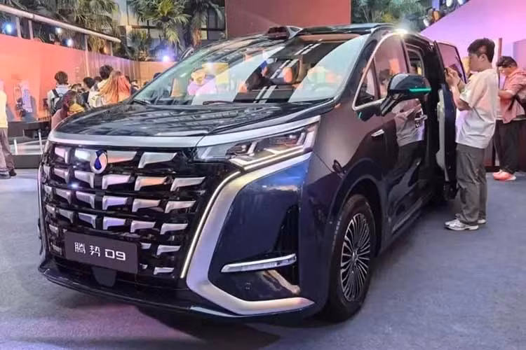 Bản FWD dùng 1 mô-tơ điện mạnh 340 kW (456 mã lực). Con số tương ứng của bản AWD là 340 kW phía trước và 70 kW (94 mã lực) phía sau. Phạm vi di chuyển của xe đạt 750 km ở bản FWD và 800 km ở bản AWD. Pin Blade thế hệ thứ hai của Denza D9 2026 cho phép sạc từ 10% lên 70% trong 5 phút và từ 10% lên 97% trong 9 phút.