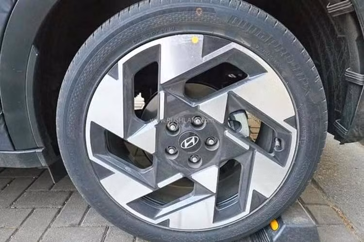 Xe có lưới tản nhiệt và cản trước/sau được thiết kế lại. Một trong những thay đổi đáng chú ý nhất nằm ở kích thước tổng thể. Creta thế hệ mới được cho là sẽ dài gần 4.500 mm, lớn hơn đáng kể so với mức 4.330 mm của phiên bản hiện tại.