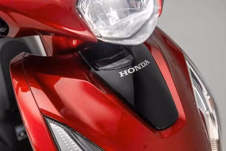 Về trang bị, Honda Vision 110 2026 nâng cấp được tích hợp cổng sạc USB-C, màn hình LCD, chìa khóa thông minh Smart Key, cùng công nghệ Idling Stop giúp tiết kiệm nhiên liệu và hệ thống phanh kết hợp CBS.