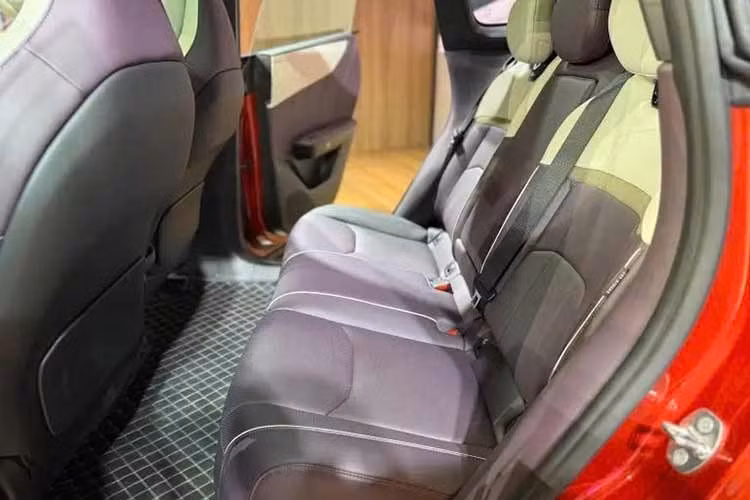 Trong khi đó, bản EREV sử dụng pin LFP 31,73 kWh do liên doanh CATL vốn là đối tác của Mazda tại Trung Quốc sản xuất. Đóng vai trò máy phát điện để sạc pin là động cơ xăng hút khí tự nhiên, dung tích 1.5L, tạo ra công suất tối đa 72 kW (97 mã lực). Nhiệm vụ truyền động tới bánh xe thuộc về mô-tơ điện mạnh 190 kW (255 mã lực) nằm ở phía sau.