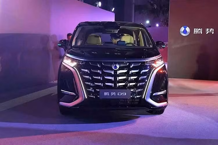 Phần đầu xe được làm mới với lưới tản nhiệt đa điểm với các chi tiết mạ crôm bố trí theo lớp. Thân xe giữ tỷ lệ kéo dài trong khi cụm đèn hậu LED dạng lông vũ được thiết kế lại với hiệu ứng 3D nổi, tăng độ nhận diện khi vận hành vào ban đêm.