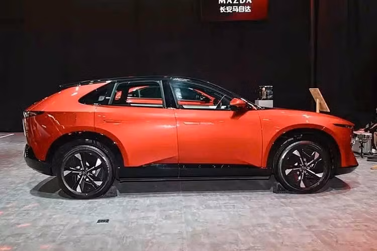 Tương tự bản thường, Mazda CX-6e Year of the Horse cũng có kích thước dài x rộng x cao lần lượt 4.850 x 1.935 x 1.620 mm và chiều dài cơ sở 2.902 mm. Bên cạnh đó là hệ thống treo dạng MacPherson phía trước và đa liên kết đằng sau. Tương tự người anh em Mazda 6e (hay còn gọi là EZ-6 ở Trung Quốc), CX-6e cũng được phát triển trên nền tảng khung gầm EPA của hãng xe nội địa Changan.