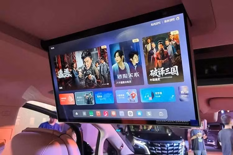 Khu vực trung tâm của BYD Denza D9 2026 được thiết kế tối giản, vẫn giữ một số phím vật lý dưới cửa gió điều hòa. Trang bị tiêu chuẩn của mẫu xe Trung Quốc này gồm cửa chỉnh điện bên ghế lái, sạc không dây kép 50 W, tủ lạnh thông minh 7,5 lít và cửa sổ trời toàn cảnh diện tích 1,1 m², có rèm chỉnh điện.