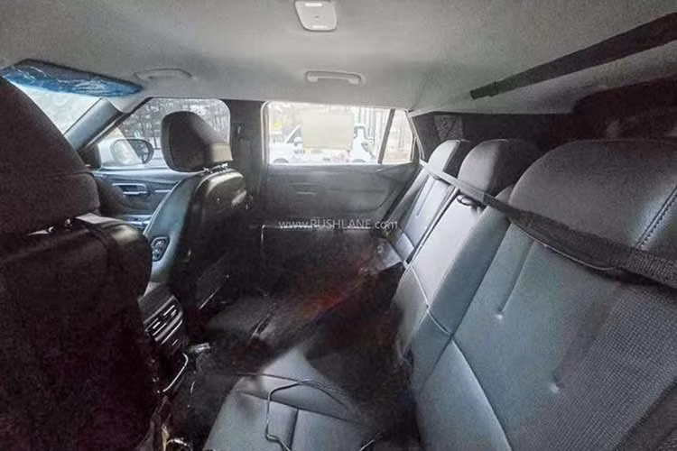 Xe sẽ có màn hình giải trí và bảng đồng hồ kích thước lớn hơn, đi kèm giao diện người dùng cải tiến.Các trang bị đáng chú ý có thể bao gồm chế độ “Boss Mode”, tựa đầu cho tất cả vị trí hàng ghế sau, cùng các nâng cấp về hệ thống hỗ trợ lái nâng cao (ADAS) và khả năng kết nối.