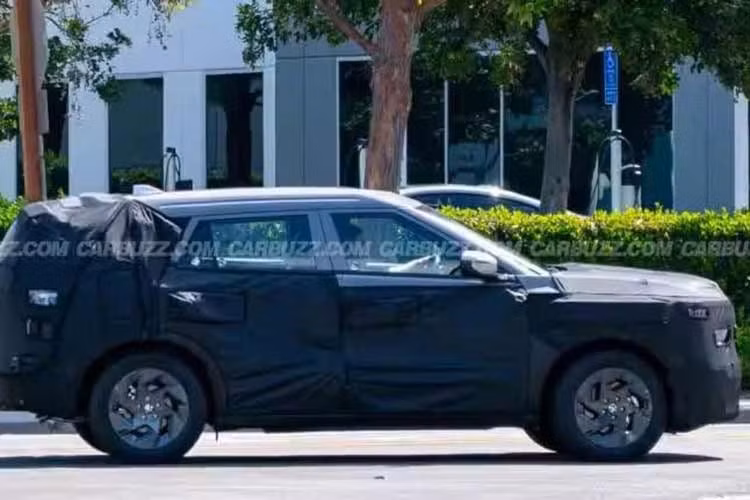 Dù vẫn được ngụy trang kỹ lưỡng, các nguyên mẫu thử nghiệm cho thấy Hyundai Creta 2027 mới sở hữu thiết kế cứng cáp hơn với nắp capo dựng đứng, cụm đèn pha dạng hình chữ nhật và tổng thể thân xe vuông vức.