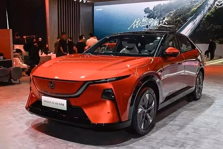 Con giáp của năm 2026 là ngựa nên việc Mazda tung ra phiên bản đặc biệt mới của CX-6e cũng không có gì lạ. Trước đó, hãng Land Rover cũng tung ra phiên bản tương tự của dòng SUV hạng sang Range Rover. Trong văn hóa Trung Quốc, ngựa là con giáp thứ 7, tượng trưng cho tốc độ, sự lạc quan và thành công.