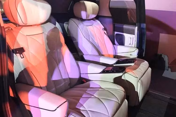 Hàng ghế thứ ba được bổ sung tính năng chỉnh điện, cải thiện trải nghiệm khi chở đủ tải. Thêm vào đó là hệ thống trợ lái God’s Eye 5.0 mới, tích hợp 1 cảm biến LiDAR 128 tia và tổng cộng 32 cảm biến. Hệ thống này hỗ trợ lái tự động trên cao tốc và trong đô thị, đồng thời có khả năng đỗ xe thông minh toàn cảnh.