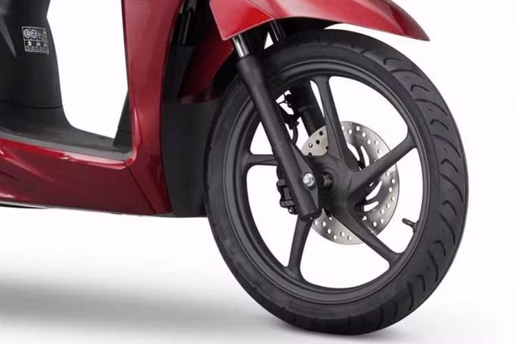 Vision 110 2026 tiếp tục sử dụng hộp số vô cấp CVT, đi kèm bộ mâm đúc nhôm 16 inch phía trước và 14 inch phía sau. Xe có thể vận hành tối đa khoảng 260 km nhờ bình xăng dung tích 4,9 lít đặt dưới yên, với tốc độ tối đa đạt khoảng 89 km/h.