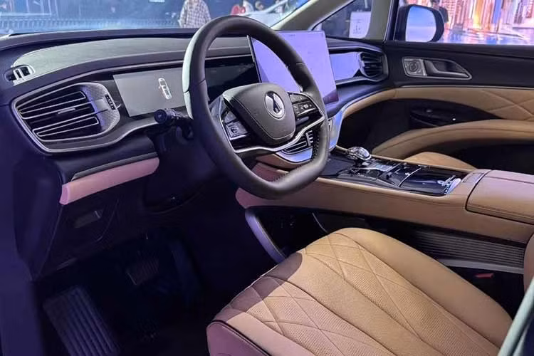 Hàng ghế thứ hai vốn là khu vực trọng tâm của dòng MPV này tiếp tục đi kèm 2 ghế thương gia độc lập. Tuy nhiên, ghế được bổ sung công nghệ không trọng lực với đệm mây nhung và tính năng massage 16 điểm. Lưng ghế trước được tích hợp bàn nhỏ để phục vụ hành khách phía sau.