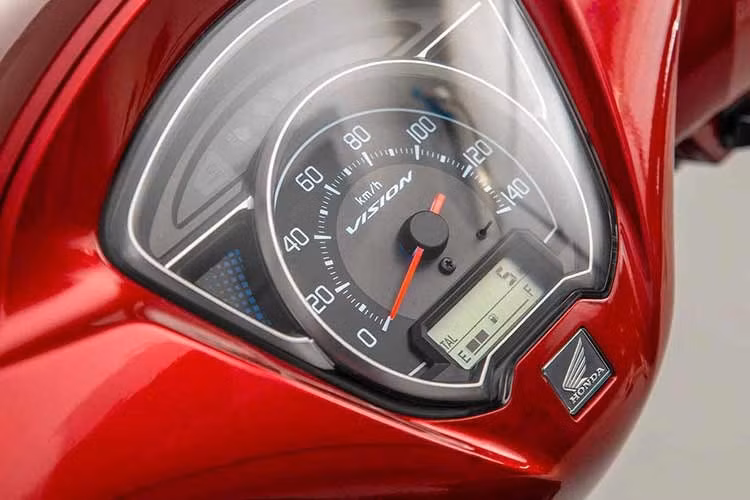 Trọng lượng xe ở mức 100 kg, hệ thống treo gồm phuộc ống lồng phía trước và giảm xóc sau dạng gắp đơn. Khoang chứa đồ dưới yên có dung tích 17,7 lít, đủ đáp ứng nhu cầu mang theo vật dụng cá nhân.