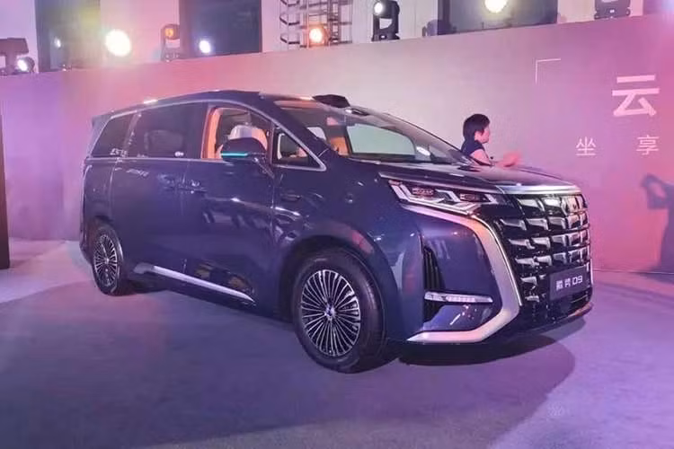 Mới đây, MPV cỡ lớn BYD Denza D9 2026 đã chính thức được bán ra tại thị trường nội địa Trung Quốc với 6 phiên bản và giá bán từ 359.800-469.800 Nhân dân tệ (khoảng 1,26-1,64 tỷ đồng). Bỏ ra số tiền này, khách hàng Trung Quốc sẽ nhận về mẫu xe được nâng cấp toàn diện về công nghệ...