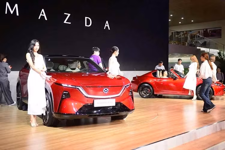 Mazda đã giới thiệu phiên bản Year of the Horse (Năm Ngựa) của mẫu SUV cỡ trung CX-6e với khách hàng Trung Quốc. Trong đó, bản thuần điện (EV) của mẫu xe này có giá 145.900 Nhân dân tệ (khoảng 510 triệu đồng) và con số tương ứng của bản mở rộng phạm vi (EREV) là 139.900 Nhân dân tệ (489 triệu đồng).