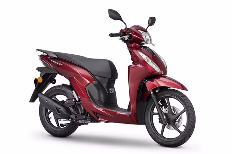 Trong bối cảnh giá nhiên liệu gia tăng và tình trạng ùn tắc giao thông ngày càng phổ biến tại các đô thị, xe tay ga tiếp tục là lựa chọn di chuyển hàng ngày của nhiều người dùng. Tại châu Âu, Honda hiện cung cấp nhiều dòng scooter khác nhau, trong đó Vision 110 là một trong những mẫu xe bán chạy nhất.